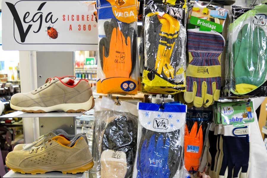  Il colorificio Praticar, con sede a Voghera in provincia di Pavia, vernici e colori